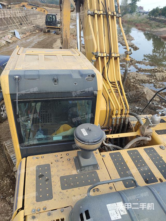 驾驶室顶部（整机外观）