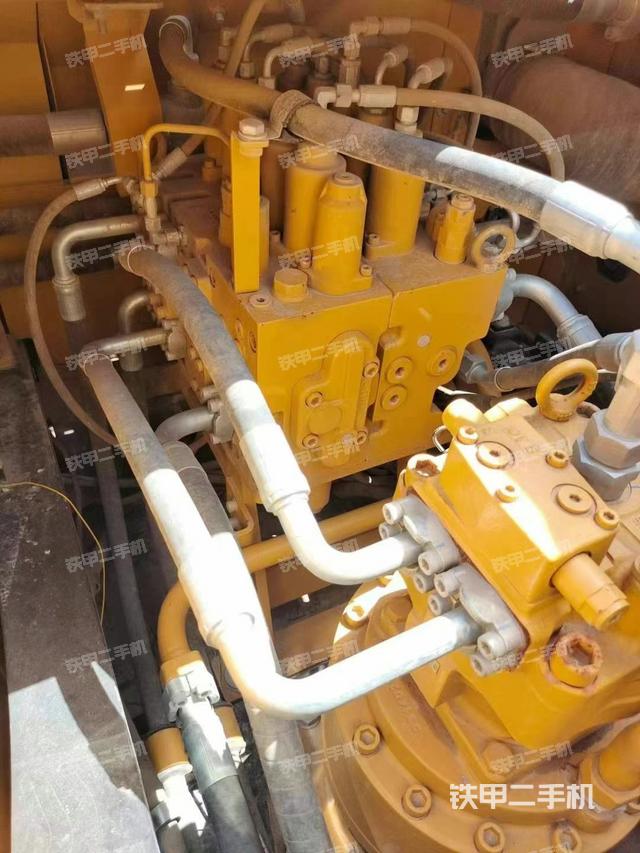 回转马达和主控阀（整机外观）