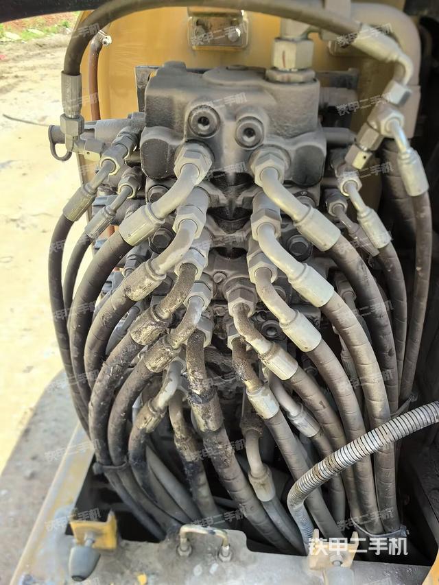 回转马达和主控阀（整机外观）