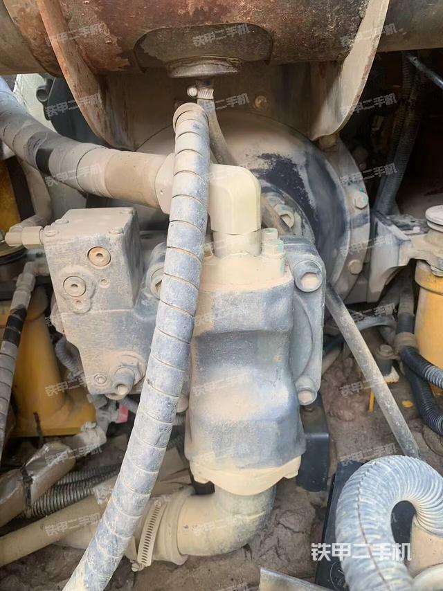 液压泵舱室正面整体（整机外观）