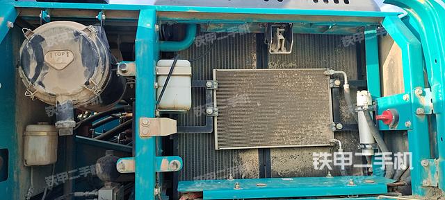 液压泵舱室正面整体（整机外观）