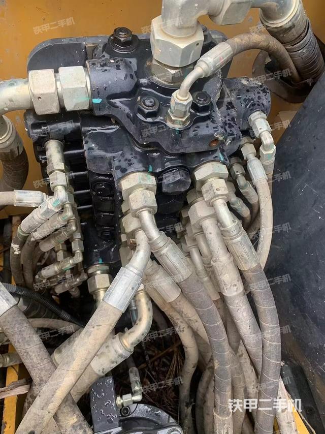 回转马达和主控阀（整机外观）