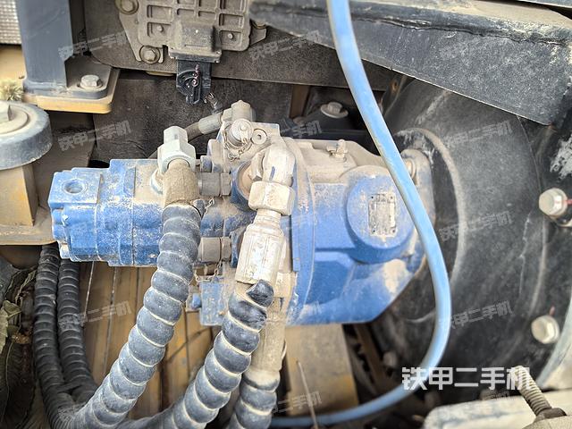 液压泵舱室正面整体（整机外观）