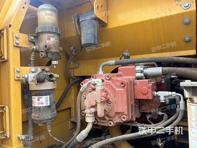 液压泵舱室正面整体（整机外观）