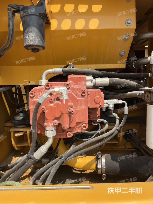 液压泵舱室正面整体（整机外观）