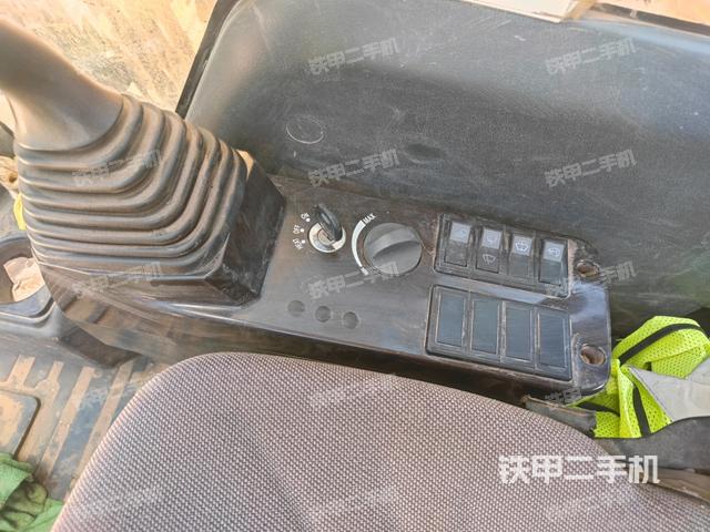 座椅右側(cè)控制臺/鑰匙門/油門/含右手柄（駕駛室部分）