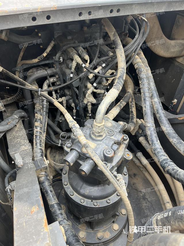 回转马达和主控阀（整机外观）