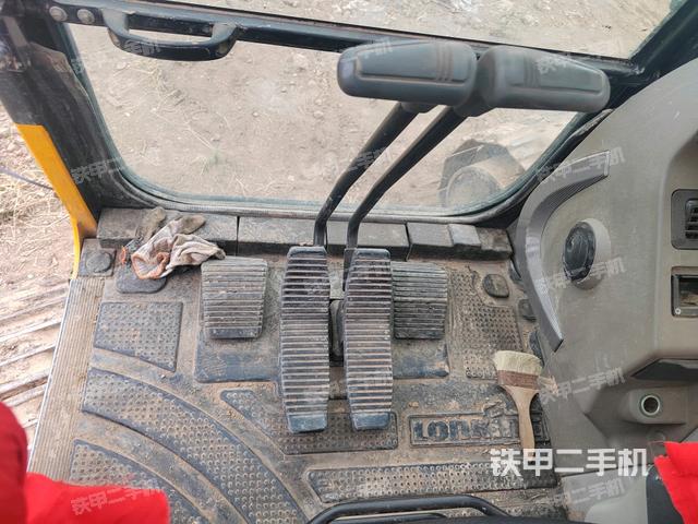 行走控制手柄和踏板 俯拍（驾驶室部分）