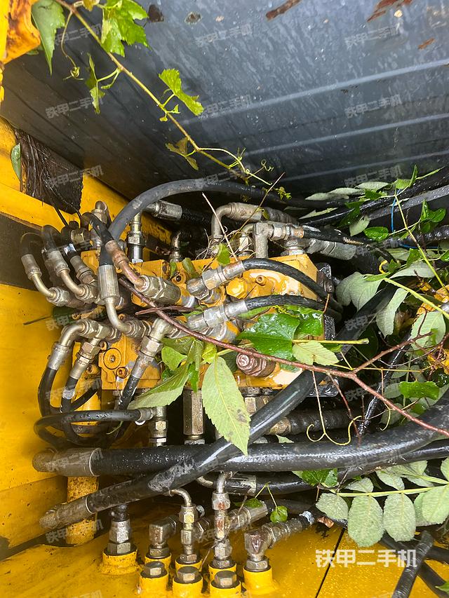 回转马达和主控阀（整机外观）