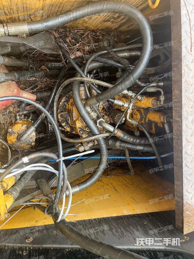 液压泵舱室正面整体（整机外观）