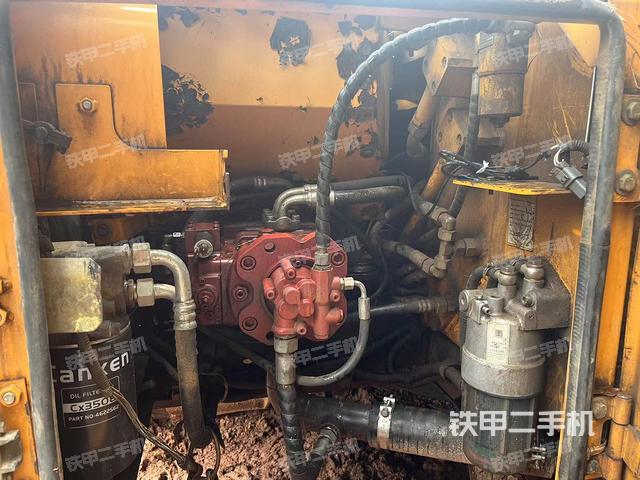 回转马达和主控阀（整机外观）