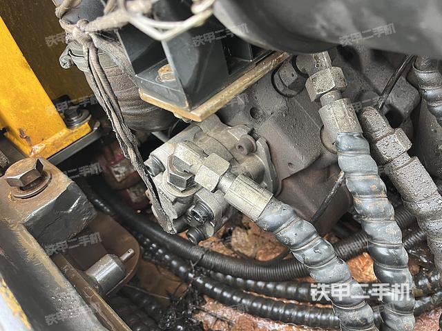 液压泵舱室正面整体（整机外观）