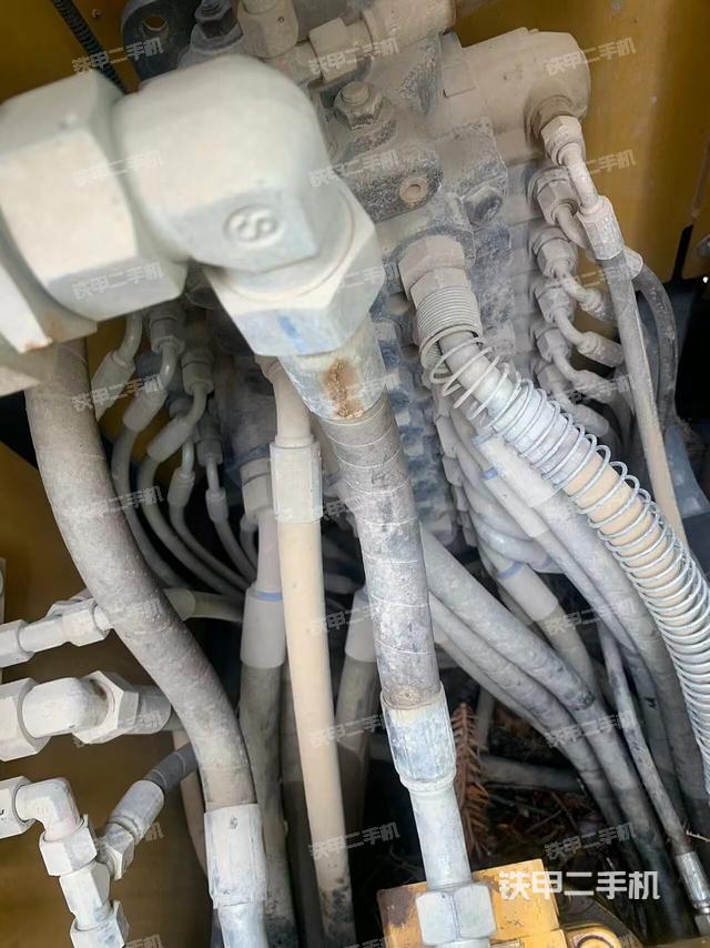 回转马达和主控阀（整机外观）