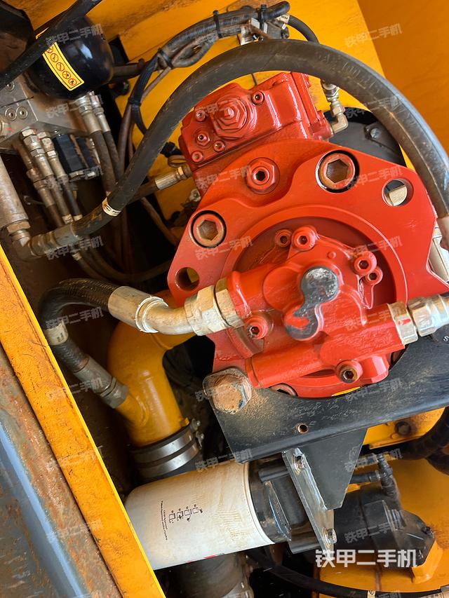 液压泵舱室正面整体（整机外观）