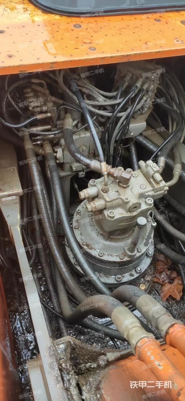 回转马达和主控阀（整机外观）