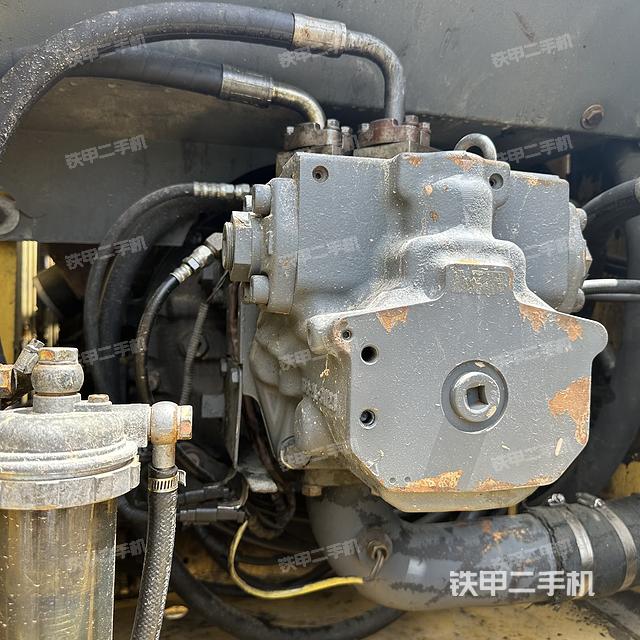 液压泵舱室正面整体（整机外观）