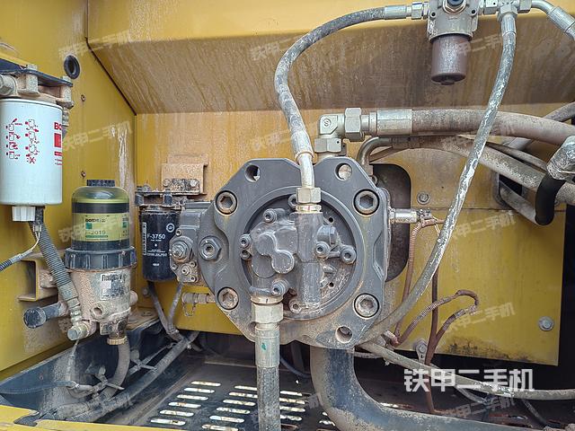 液压泵舱室正面整体（整机外观）