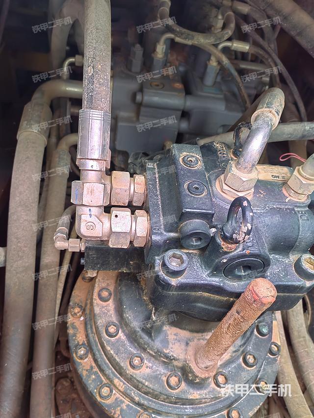 回转马达和主控阀（整机外观）