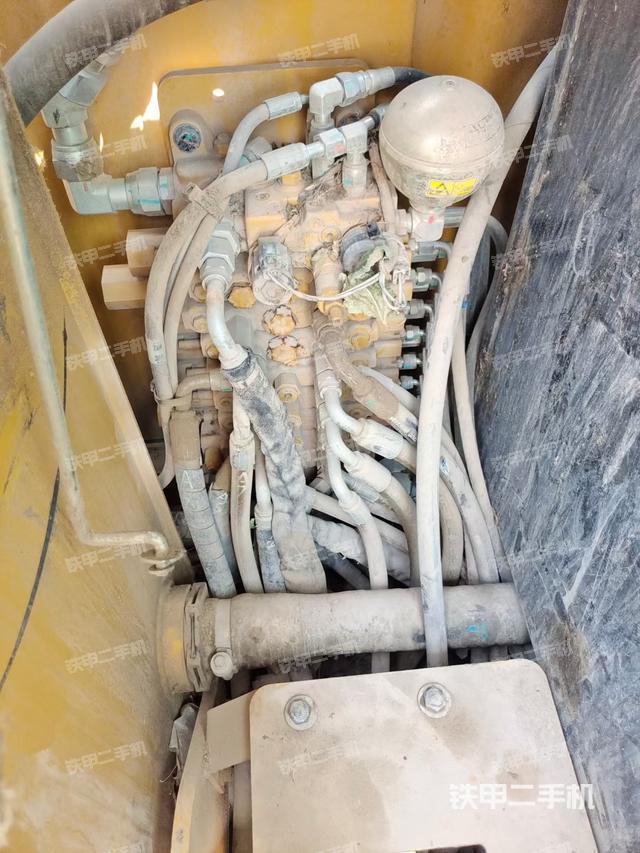 回转马达和主控阀（整机外观）