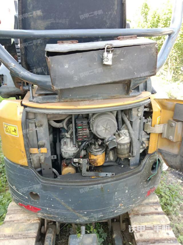 液压泵舱室正面整体（整机外观）