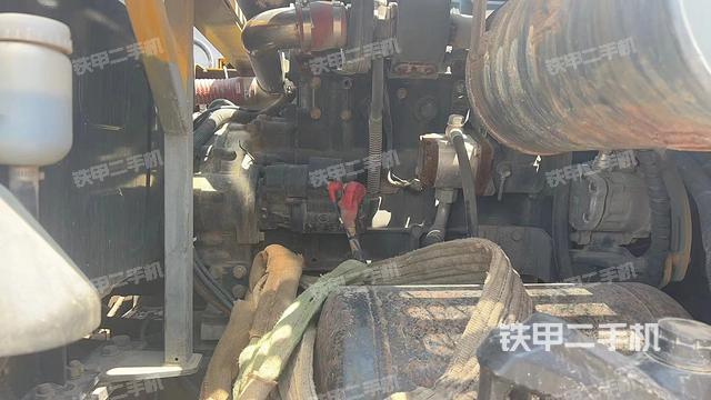 液压泵舱室正面整体（整机外观）