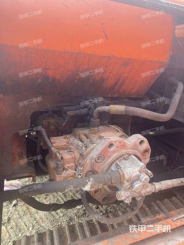 液压泵舱室正面整体（整机外观）