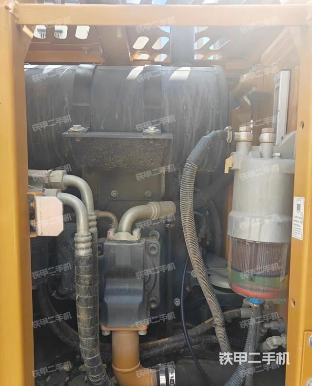 液压泵舱室正面整体（整机外观）