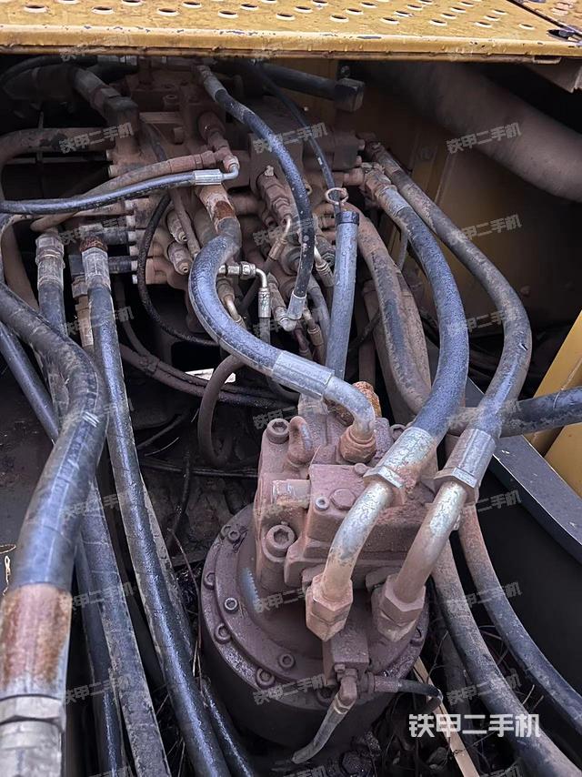 回转马达和主控阀（整机外观）