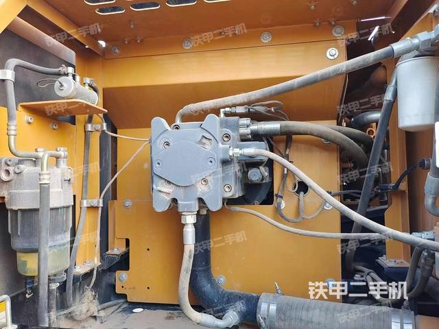 液压泵舱室正面整体（整机外观）