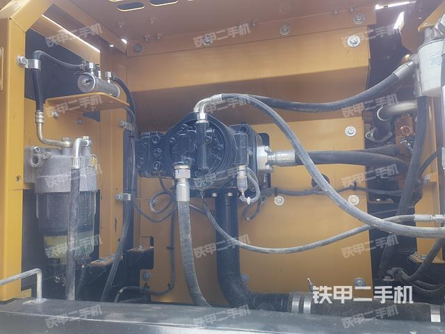 液压泵舱室正面整体（整机外观）