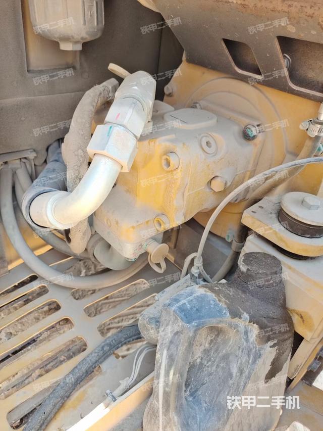 液压泵舱室正面整体（整机外观）