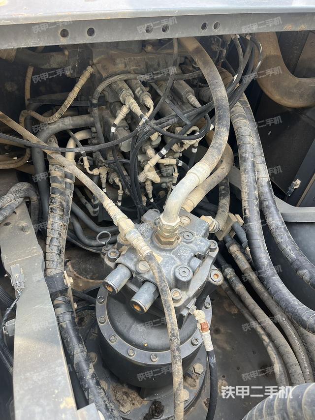 回转马达和主控阀（整机外观）