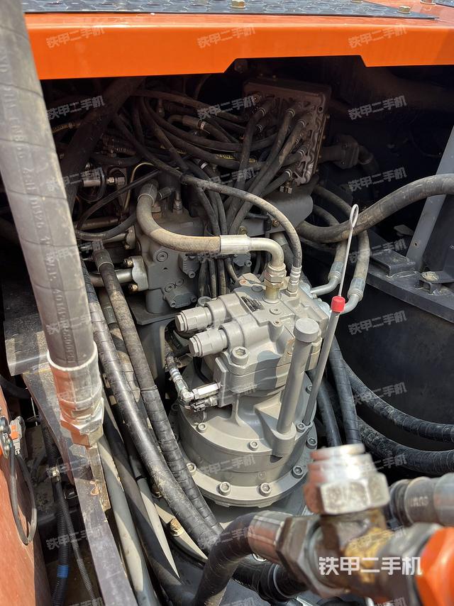 回转马达和主控阀（整机外观）