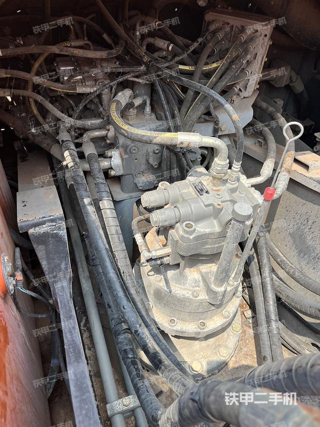 回转马达和主控阀（整机外观）