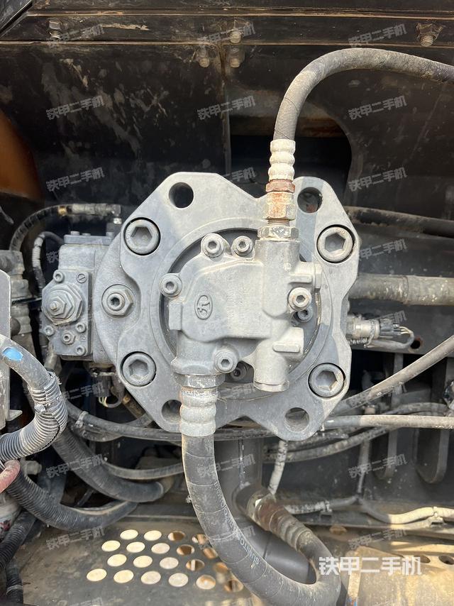 液压泵舱室正面整体（整机外观）