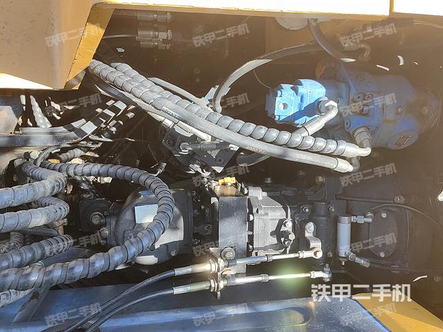 液压泵舱室正面整体（整机外观）