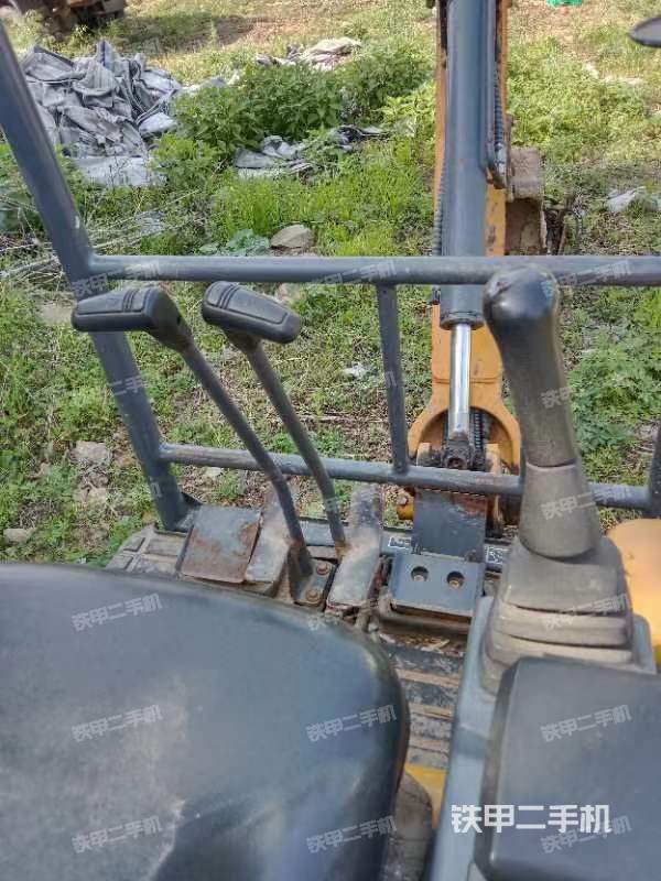 回转马达和主控阀（整机外观）