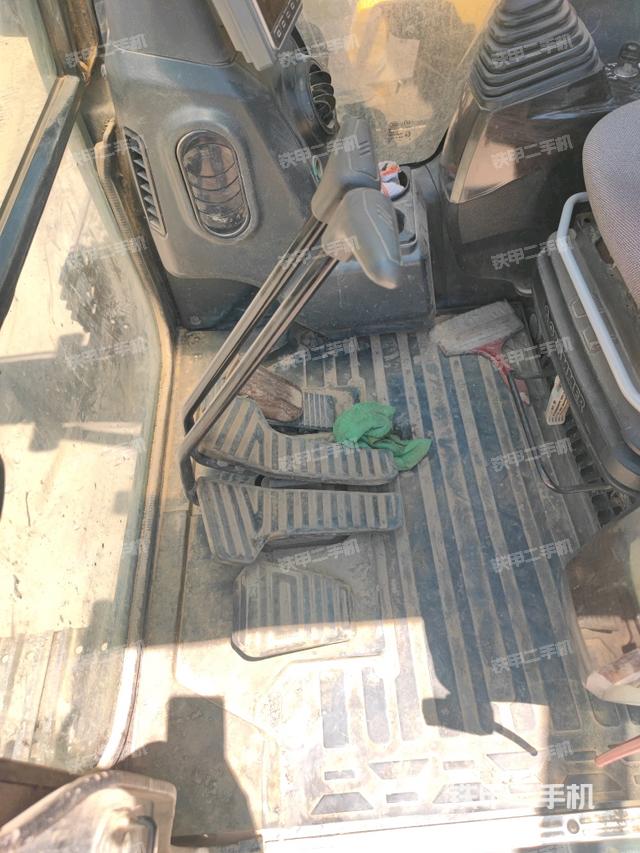 行走控制手柄和踏板?俯拍（駕駛室部分）