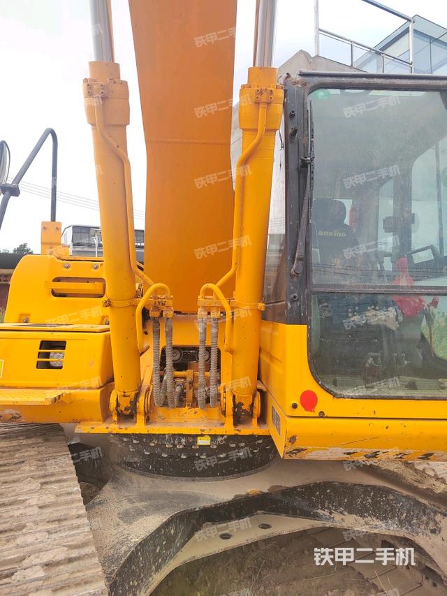 大臂油缸整体 竖拍（工作和回转装置）