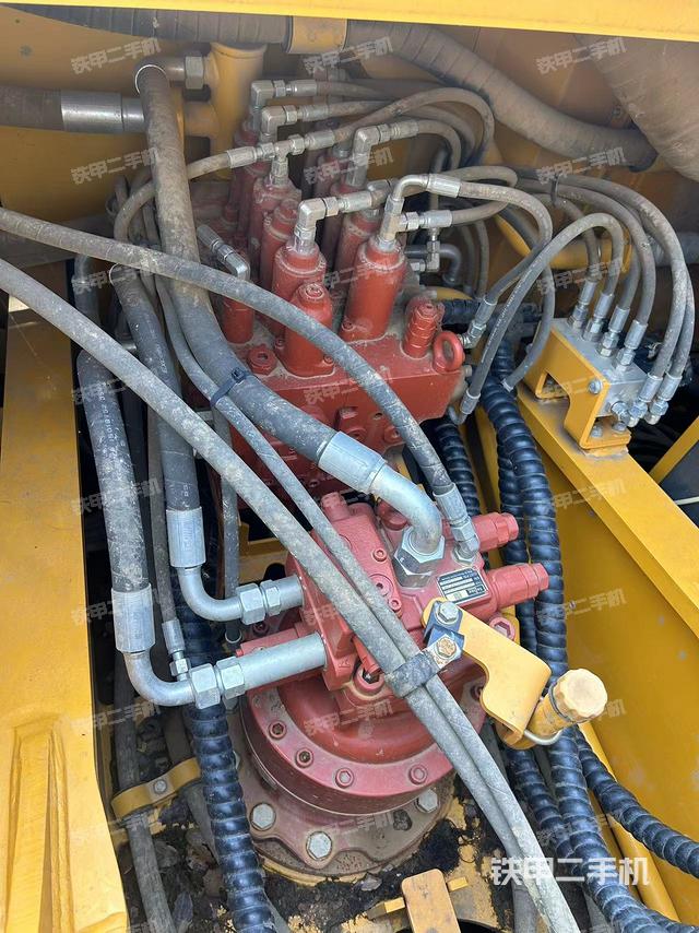 回转马达和主控阀（整机外观）