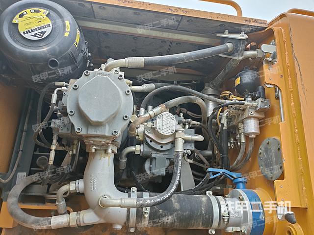 液压泵舱室正面整体（整机外观）