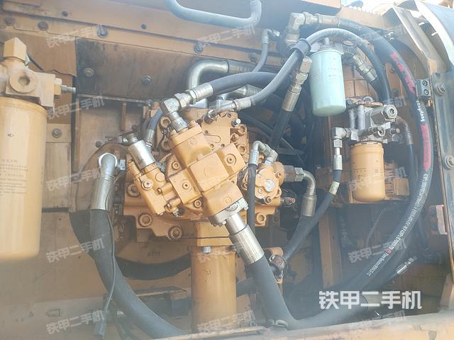 液压泵舱室正面整体（整机外观）