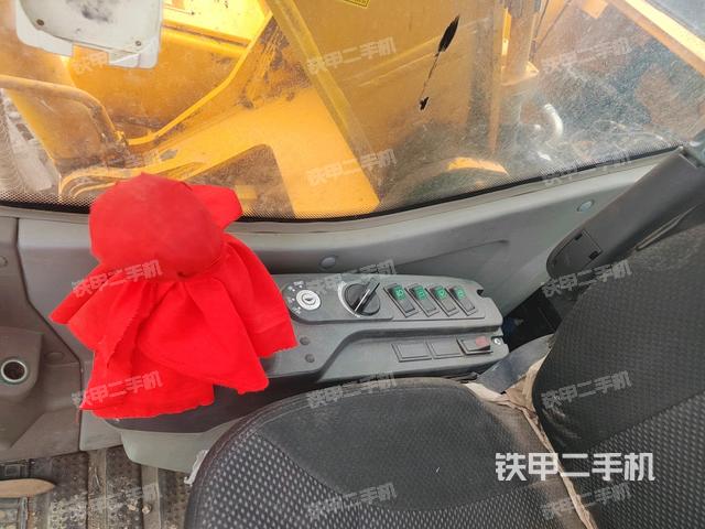 座椅右侧控制台/钥匙门/油门/含右手柄（驾驶室部分）