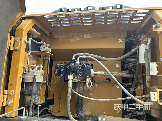 液压泵舱室正面整体（整机外观）