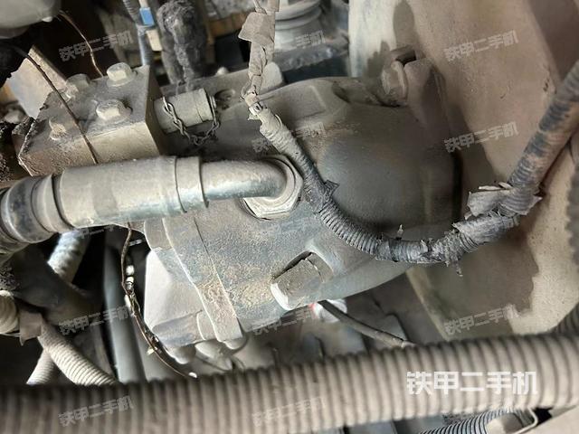 液压泵舱室正面整体（整机外观）