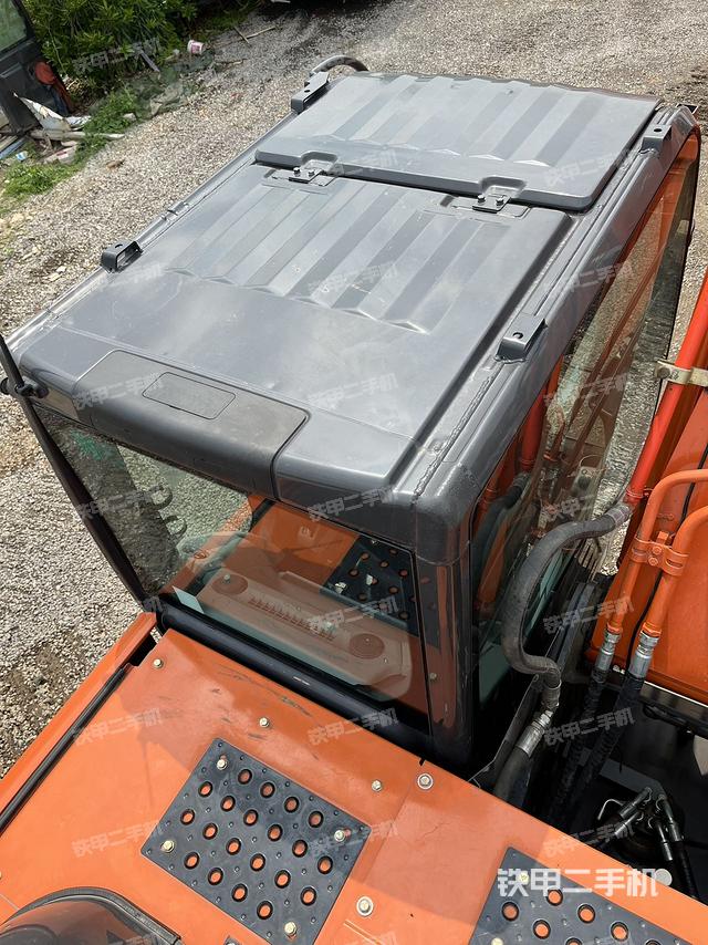 驾驶室顶部（整机外观）