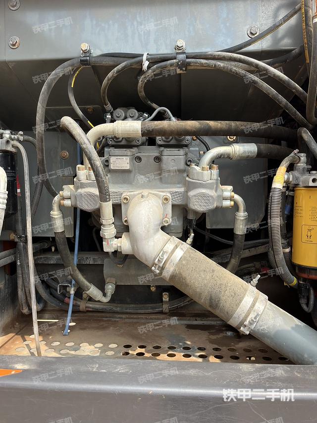 液压泵舱室正面整体（整机外观）