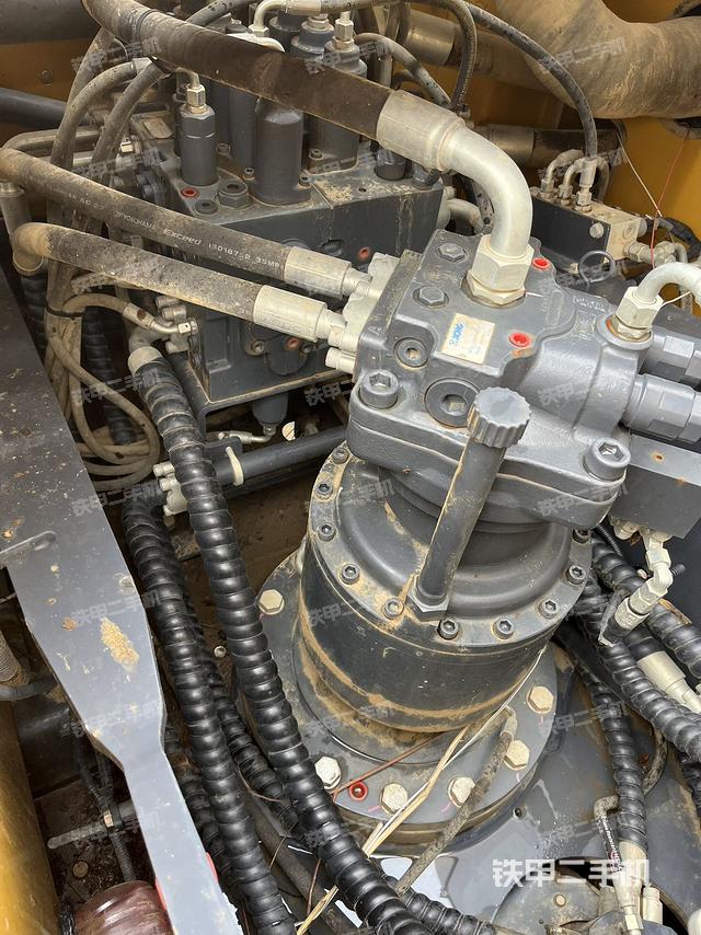 回转马达和主控阀（整机外观）