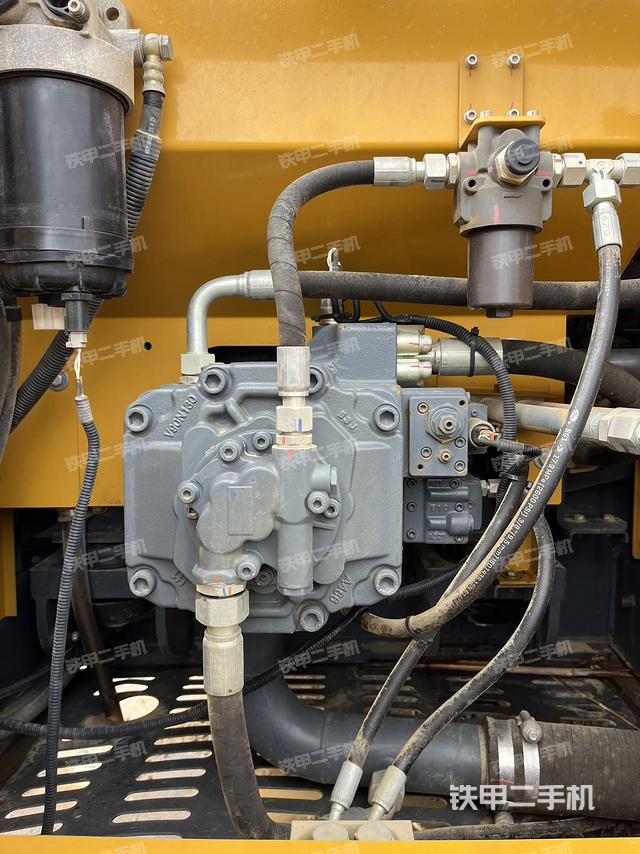 液压泵舱室正面整体（整机外观）