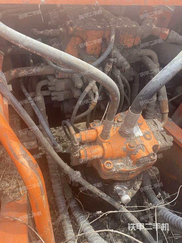 回转马达和主控阀（整机外观）